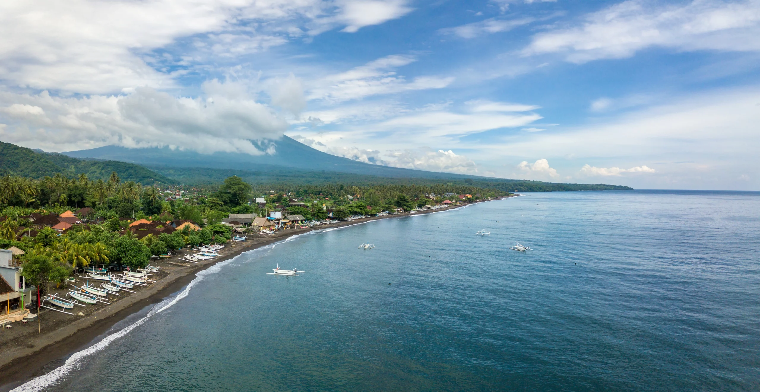 Terumbu karang dengan pesona alam yang indah