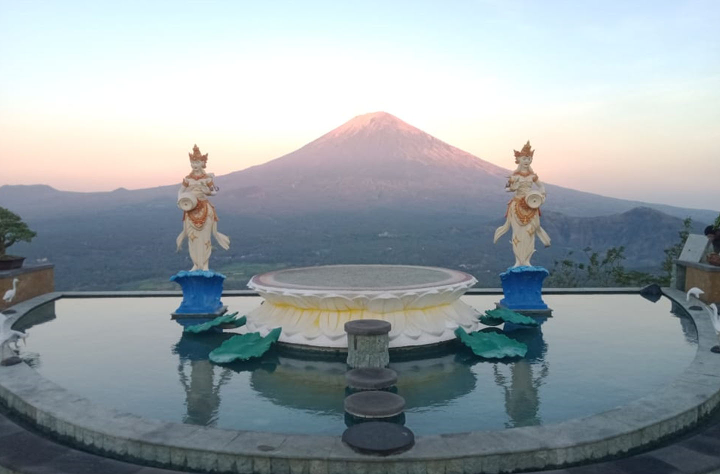 Pemandangan yang indah berada di Lereng gunung