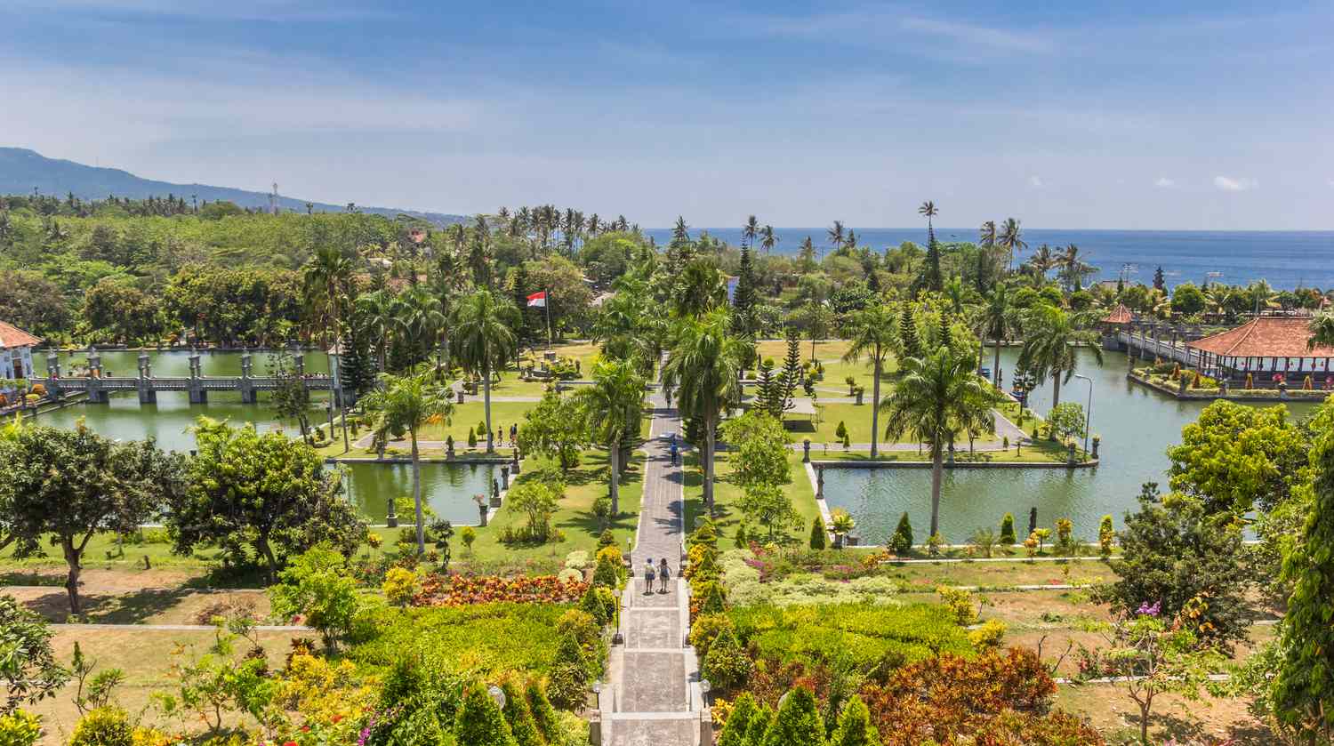 Dengan dikeliliingi kolam menjadi pesona yang indah